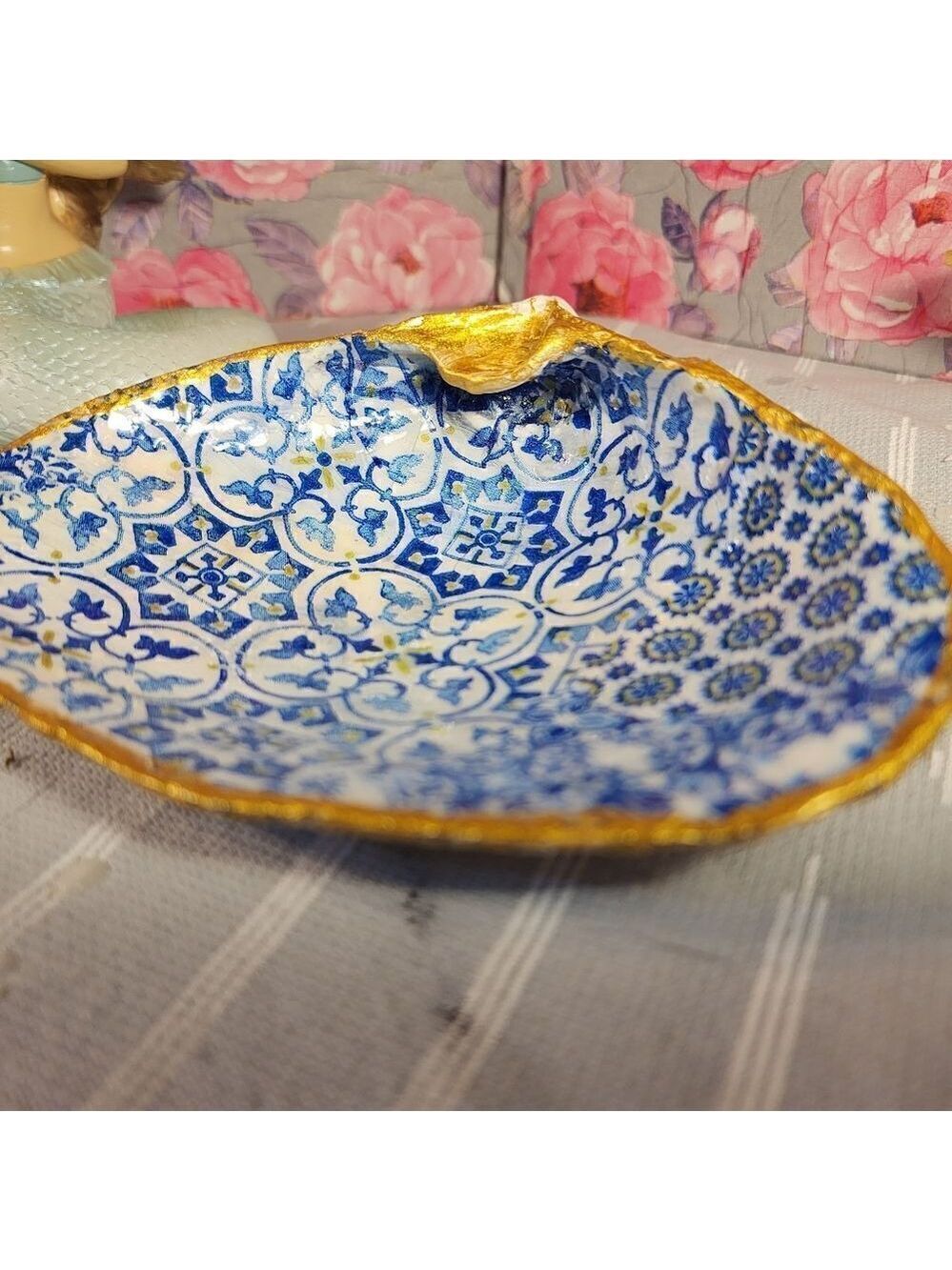 DECOUPAGE CLAM SHELL DECOUPAGE BLUE PATTERN ON A CLAM SHELL TRINKET DISH - Picture 8 of 11